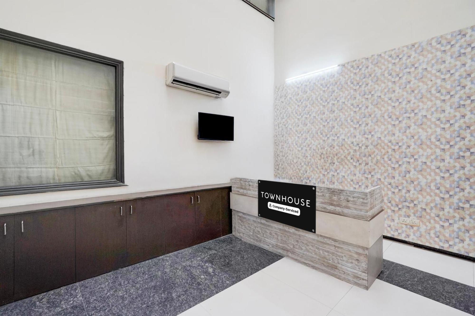 Hotel Super Townhouse Sector 51 Noida Near Metro Station Zewnętrze zdjęcie